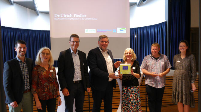 Landrat Dr. Ulrich Fiedler überreicht die Leader-Plakette an das Team des Diakonieverbands Reutlingen für das erfolgreiche Proje