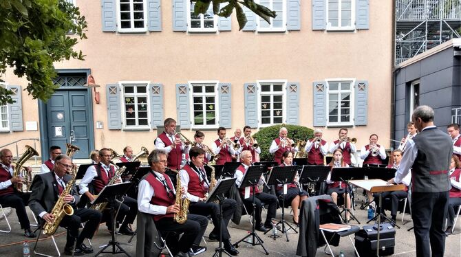 Musikalische Vielfalt präsentierte der Musikverein Eningen am Wochenende auf dem Spitalplatz.  FOTOS: BÖHM