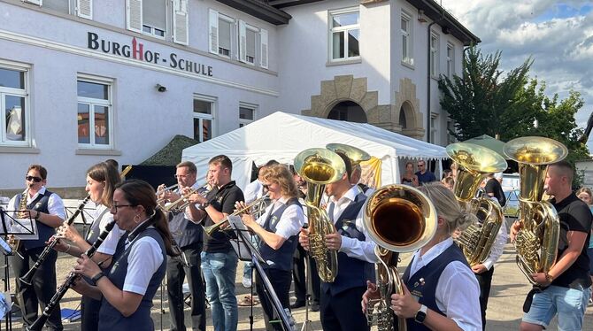 Gute Stimmung auf dem Schulhof.  FOTO: STRAUB