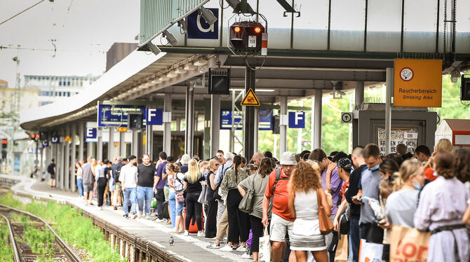 Störung an einer Oberleitung sorgt dafür, dass keine Fernzüge und S-Bahnen am Hauptbahnhof in Stuttgart halten.  FOTO: LG/IANNON