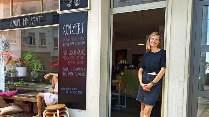 Katrin Scherer vor dem Café Raupe Immersatt am Hölderlinplatz.  FOTO: KLINGER