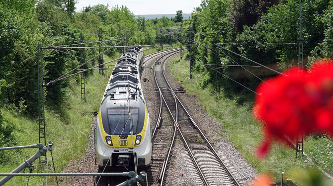 Ein Zug fährt auf der Gäubahnstrecke in Baden-Württemberg.  FOTO: JOHNER/DPA