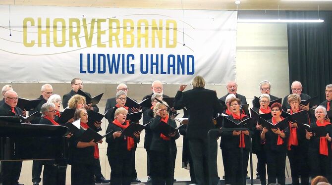 Der Ludwig Uhland Chor unter der Leitung von Jürgen Knöpfler singt in der Dußlinger Kulturhalle. FOTO: SOMMER