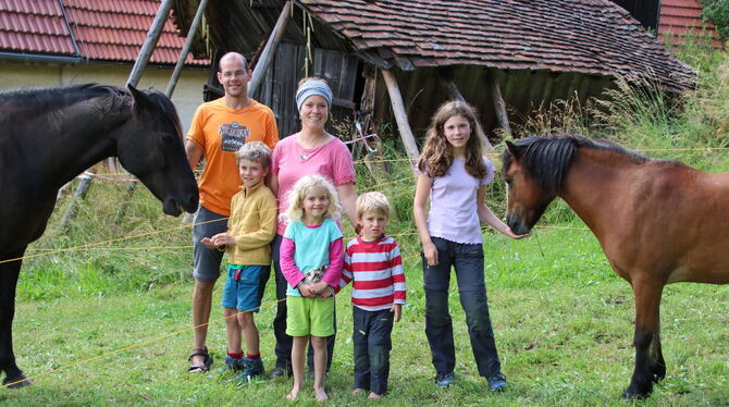 Franziska Bütikofer und Zoltán Kaszás mit Anatol, Linnéa, Lorentin und Amilia sowie dem Pferd Sueno und dem Pony Tara. FOTO: OEC