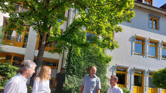 Ursprünglich war die Sache anders geplant. OB Boris Palmer, Sozial-Bürgermeisterin Daniela Harsch, Paul Schmid von der GWG und A