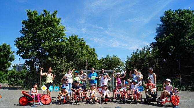 Die Erstklässler der Freibühlschule und die Projektverantwortlichen.   FOTO: WURSTER