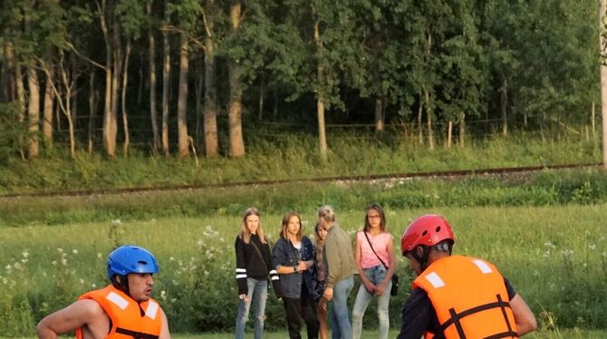 Freiwillige vor: Direkt vor Ort können sich wackere Ritter für das Fischerstechen auf dem Gomadinger See anmelden.  FOTO: LENK