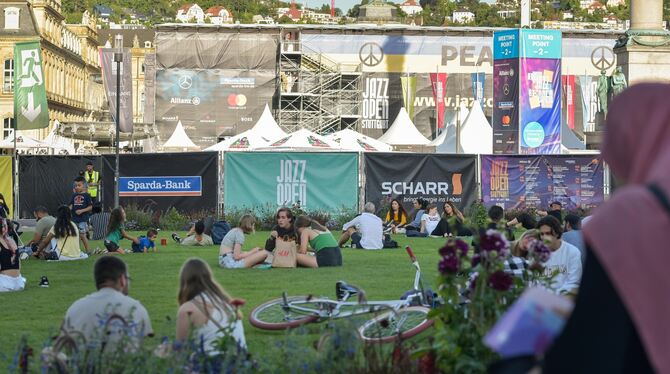 Auch hinter den Absperrungen sind die Jazz-Open ein Begegnungsort.  FOTO: KOVALENKO/ LICHTGUT