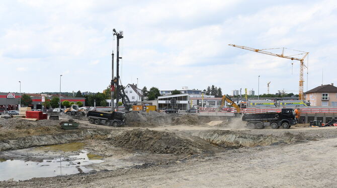 Die Baustelle des neuen Landratsamt Reutlingen ist am besten von der Karlstraße aus zu betrachten. Für die Erdarbeiten sind schw