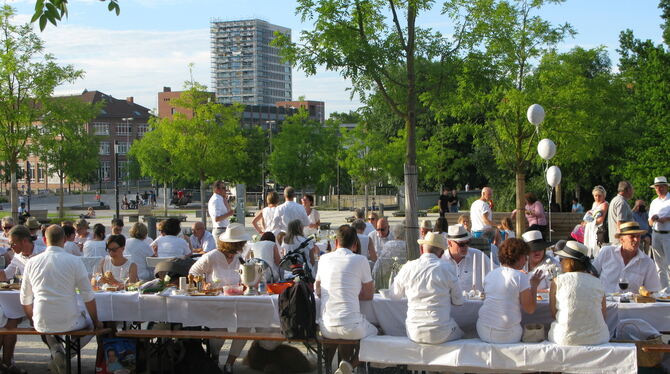 Bonne Appetit: 2019 kamen fast 150 Teilnehmer zur Premiere von Dîner en blanc in den Bürgerpark.  ARCHIV-FOTO: KÜSTER