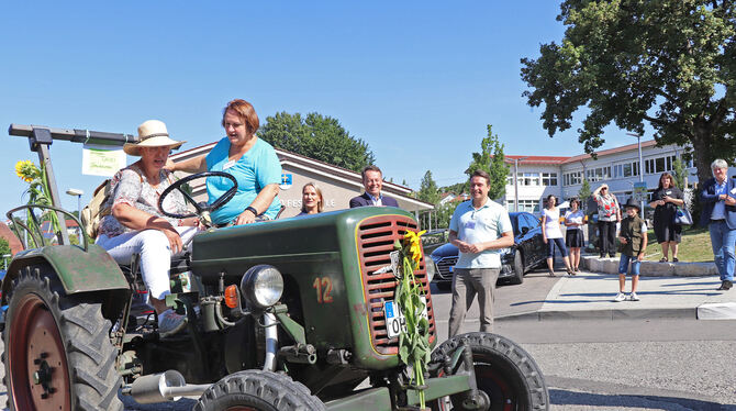 Uthe Scheckel fuhr Bildungsministerin Theresia Schopper auf die Streuobstwiese.