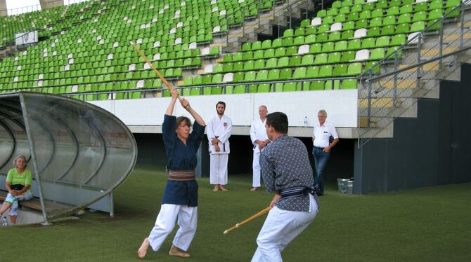 Kenjutsu, ein japanischer Schwertkampfstil, stand neben Karate auf dem Programm des Polizeisportvereins Reutlingen. FOTO: SCHNIE