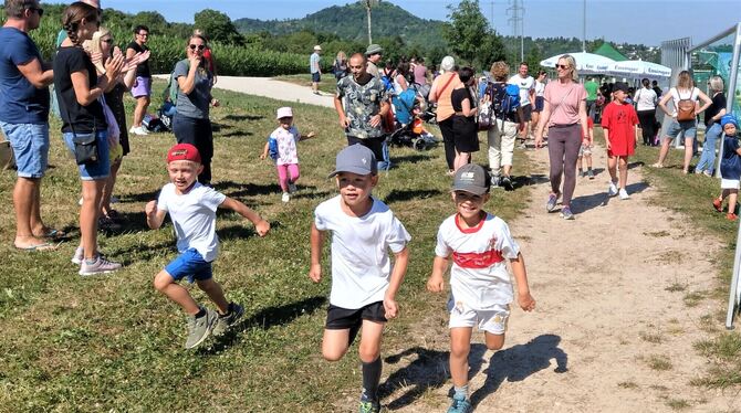 Die Kinder drehten für den guten Zweck unermüdlich ihre Runden.  FOTO: BÖHM