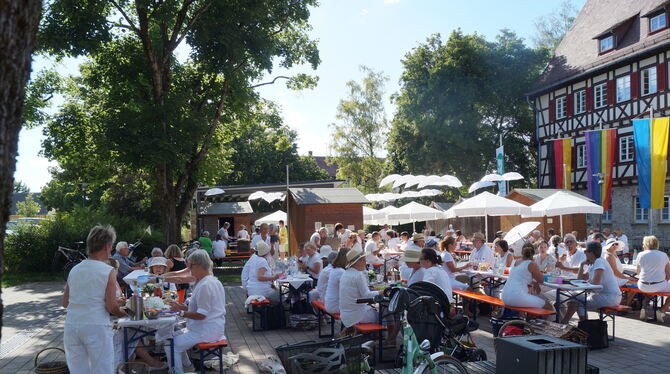 White Dinner bedeutet Freunde treffen, genießen und sich in Schale werfen. FOTO: WURSTER