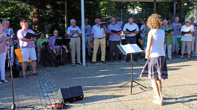 Der Chor der Magdalenenkirche und der Erpfinger Kirchenchor, geleitet von Bettina Maier, bezauberten die Zuhörer beim Serenaden