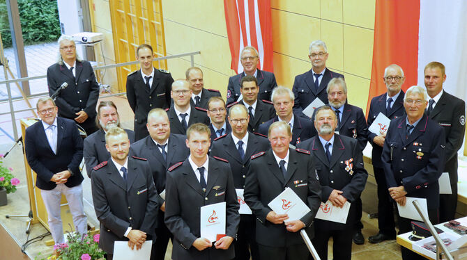 Zahlreiche Feuerwehrleute aus Münsingen und den Teilorten sind im Rahmen der Hauptversammlung geehrt worden.  FOTO: BLOCHING