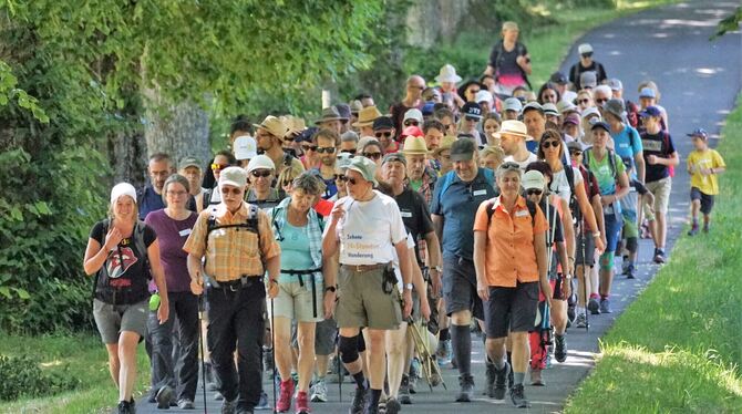 75 Wanderer kamen am Ziel an.  FOTO: LENK