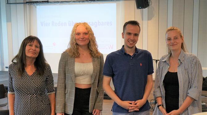 Heike Löhr, Lisa Keppner, Leandro Stark und Nadine Brech (von links) überzeugten rhetorisch beim Redewettbewerb des Landratsamts