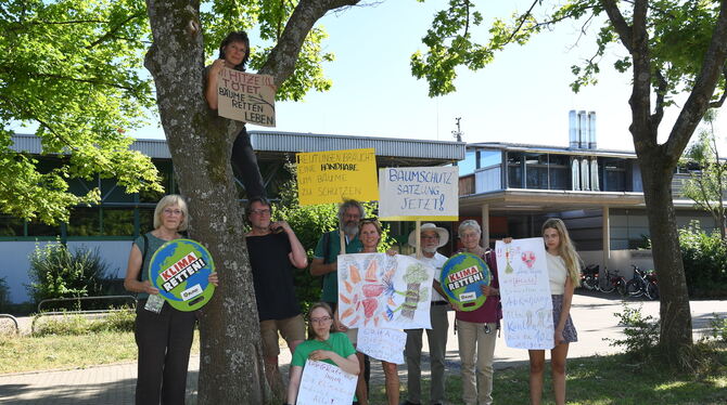 Für den Schutz der Bäume von Reutlingen demonstrierten vor der Gemeinderatssitzung in der Wittumhalle Mitglieder des Bund für Um