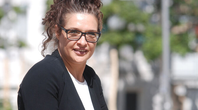 In der Stadt angekommen: Natalie Henkel vor dem Metzinger Rathaus.  FOTO: PFISTERER