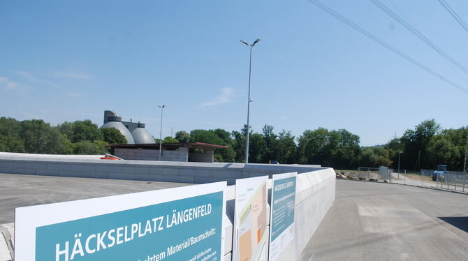 Viel Asphalt und Lagerplätze für Abladegut mit und ohne Holz: der umgebaute Häckselplatz im Gewerbegebiet Längenfeld.  FOTO: PFI