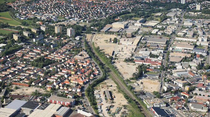 Gut zu sehen sind die Freiflächen für RT-unlimited rechts neben der Bahnlinie und oben, begrenzt durch die Siemensstraße, auf de