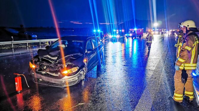 Aquaplaning auf A6: Autofahrer steigt aus - und wird totgefahren