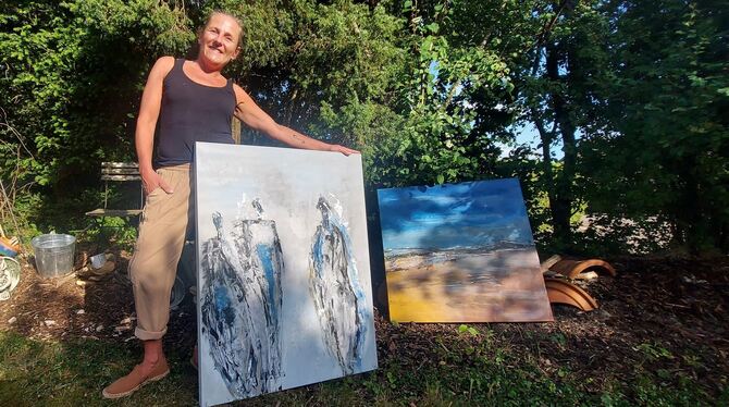 Franziska Ebinger aus Undingen hat zwei Jahre gemalt. Nun öffnet sie ihr Atelier und ihren Garten wieder für Gäste. FOTO: FISCHE