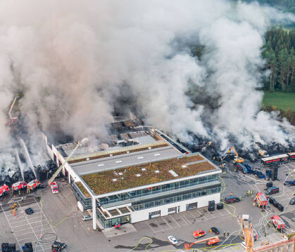 eim Reifenhändler Göggel bricht ein Feuer aus, während Gäste die Hochzeit des Firmenchefs feiern