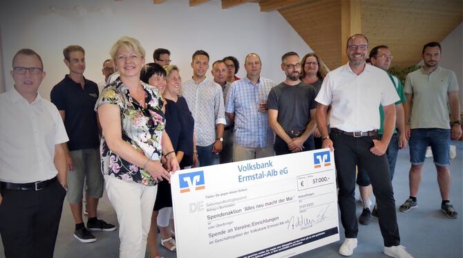 Die Übergabe der Spenden war in der Holzelfinger Volksbank-Filiale.  FOTO: BERNKLAU