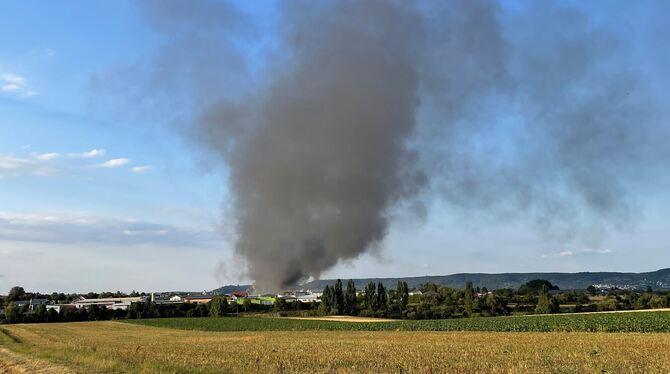 Die Rauchwolke in Gäufelden ist schon von weitem sichtbar - auch in Reutlingen.