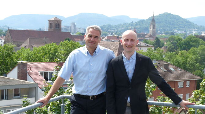 Johannes Neuer,  Bibliothekarischer Direktor der Ekz (rechts), und Geschäftsführer Jörg Meyer auf der Dachterrasse des Stammsitz