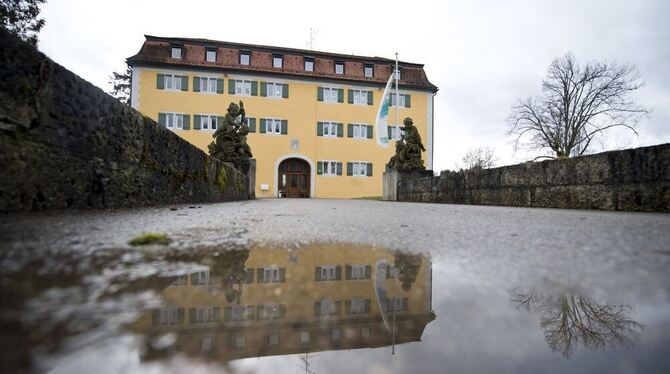 Das Schloss Grafeneck spiegelt sich in Gomadingen-Grafeneck in einer Pfütze. Grafeneck gilt als erster Ort, an dem Menschen syst