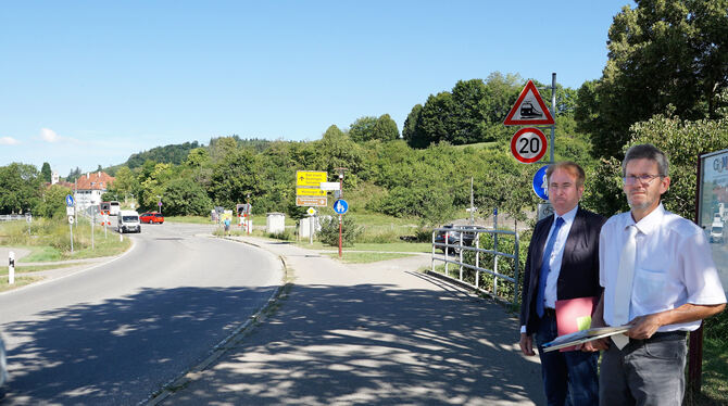 Der Direktor des Amtsgerichts Münsingen, Joachim Stahl (rechts), im Gespräch mit Rechtsanwalt Karl-Heinz Fleischle am Bahnüberga