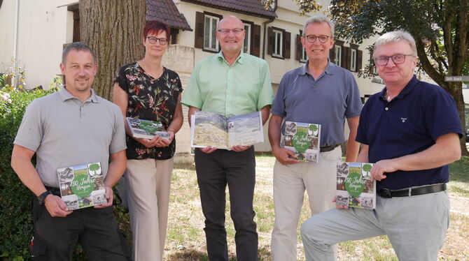 Vier Tage vor Beginn des Jubi-läums ist das  Hengener Heimatbuch aus der  Druckerei gekommen. Im Bild (von links) Frank  Vöhring