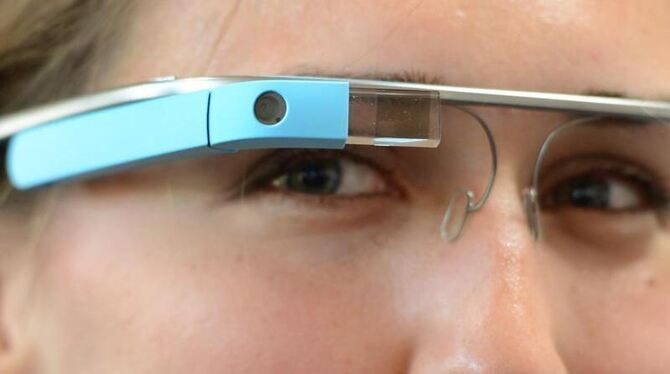 Die umstrittene Datenbrille Google Glass hat in den vergangenen Jahren nur wenige Kunden gefunden. Foto: Jens Kalaene