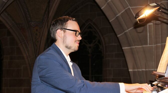 Lukas Euler an der Rieger-Orgel der Reutlinger Marienkirche.  FOTO: VARADY