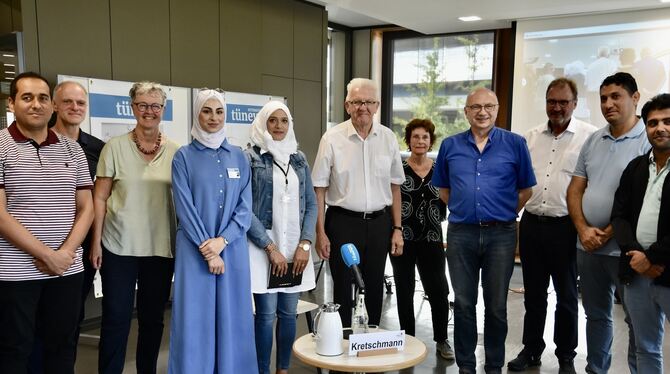 Ministerpräsident Winfried Kretschmann (Mitte) mit Thomas Poreski (Zweiter von links), Landrat Joachim Walter (Dritter von recht