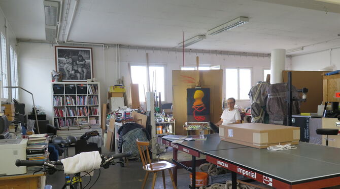 Eckart Hahn ist in seinem Atelier gerne allein, aber manchmal spielt er hier auch mit seiner Tochter Tischtennis. FOTOS: RIESNER