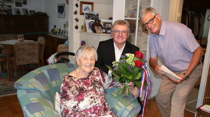 Jubilarin Hilde Agster freute sich an ihrem 100. Geburtstag über den Besuch von Bürgermeister Elmar Rebmann (Mitte) und Ortsvors