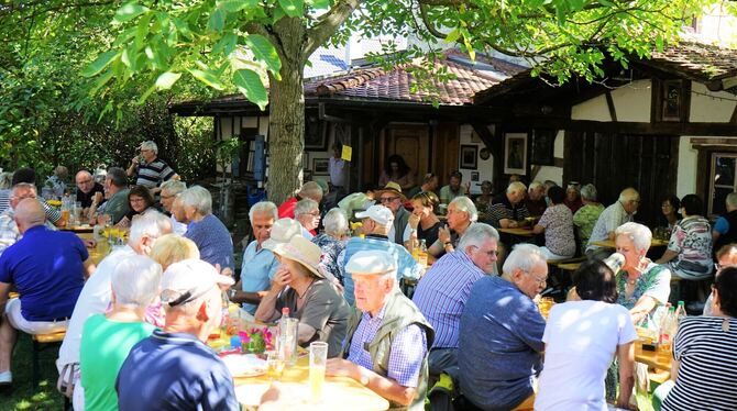 Wie zu Vor-Corona-Zeiten: Hunderte Gäste beim Höflesfest in Jettenburg.  FOTO: STRAUB