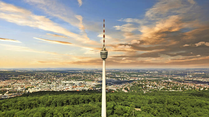 Von oben ist der Fernsehturm ein Hingucker. Von unten ist der Degerlocher Wald ziemlich vermüllt.  FOTO: SCHÖNFELD/ADOBE STOCK