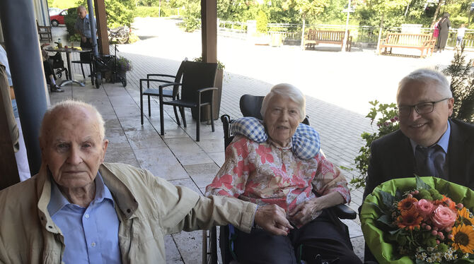 Eva Marie und Wetner Grunert (links) sind seit 70 Jahren verheiratet. Bürgermeister Robert Hahn gratulierte mit einem Blumenstra