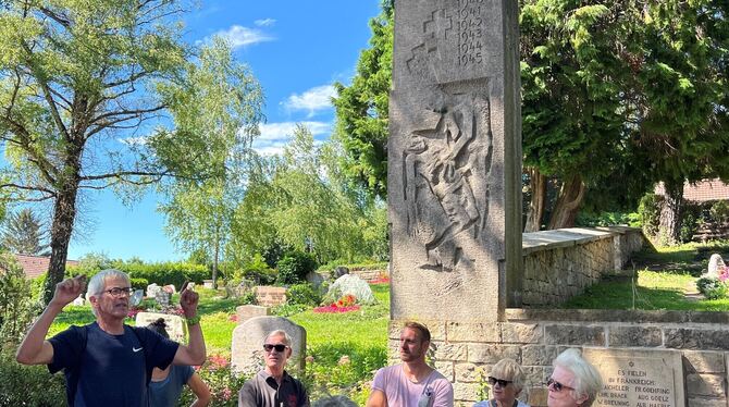 Albert Füger (links) von der Arbeitsgemeinschaft Lustnauer Vereine erklärt den Teilnehmern des Lustnauer Spaziergangs das umgeba