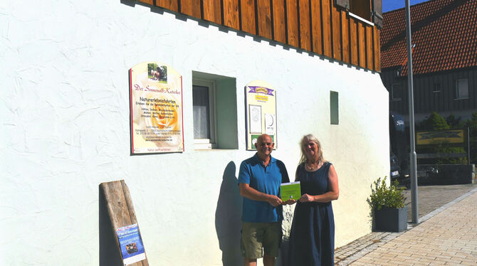 Ursula Wurster und Ulrich Thumm vom Reuschelhof in Sonnenbühl-Willmandingen freuen sich über die finanzielle Unterstützung aus d