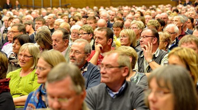 Mehr als 660 Menschen, verteilt auf Halle und Zelt, zeigten sich an der Kandidatenvorstellung sehr interessiert. FOTO: NIETHAMME