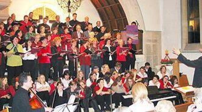 Boten vor vollem Haus musikalische Vielfalt und (vor-)weihnachtliches Flair: die Chöre der evangelischen Kirchengemeinde Mittelstadt unter der Leitung von Katharina Jud.
FOTO: STRÖHLE