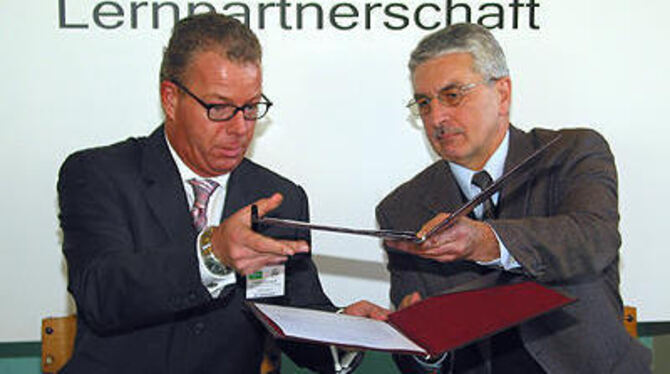 Mit ihren Unterschriften besiegelten Ralf Averbeck (links), Geschäftsführer der Galeria Kaufhof, und Schulleiter Werner Zey die Lernpartnerschaft.
FOTO: ANSTÄDT