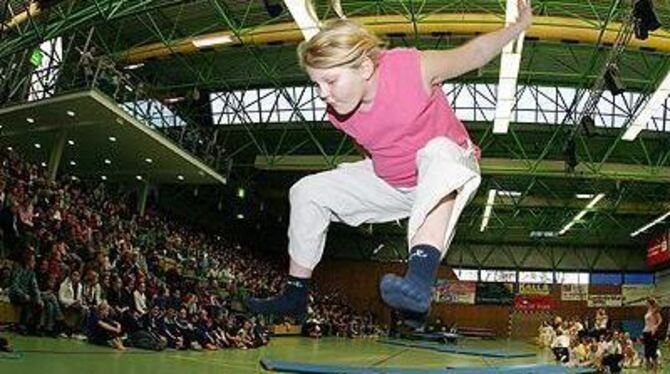 Im Anflug: Ob gestreckt, gebeugt, geschraubt oder einfach gehockt: Die jungen VfL-Turner präsentierten sich von ihrer besten und sympathischsten Seite.
FOTO: REISNER