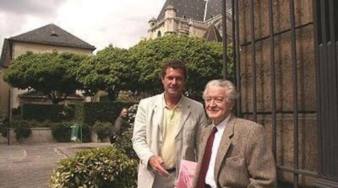 Gunter Haug (links) mit Roland Dumas in Paris.
FOTO: P